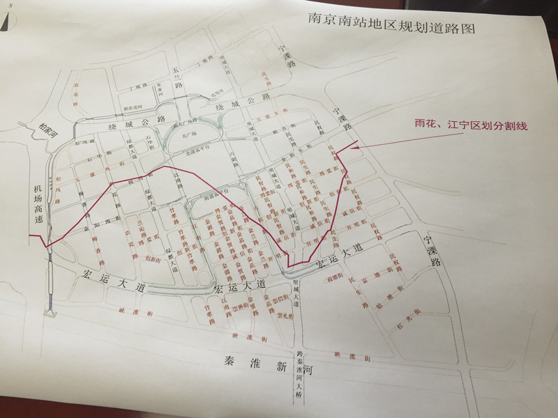 东面是宁溧路,南面是秦淮新河,西面是机场高速,北面是绕城公路,这块