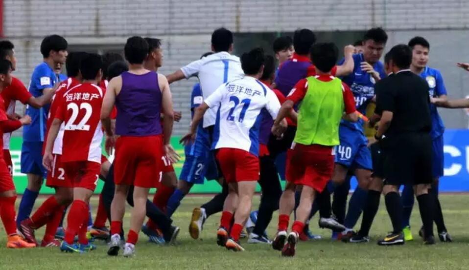 【现场照片】江苏苏宁队被对手围攻，场面触目惊心