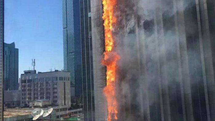 突发！南京新街口隆盛大厦失火