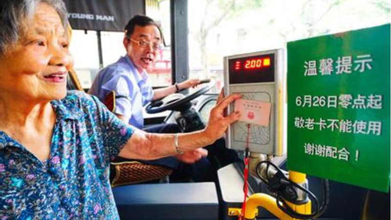 上海做了这件事后，老年乘客锐减八成，世界仿佛变了样……