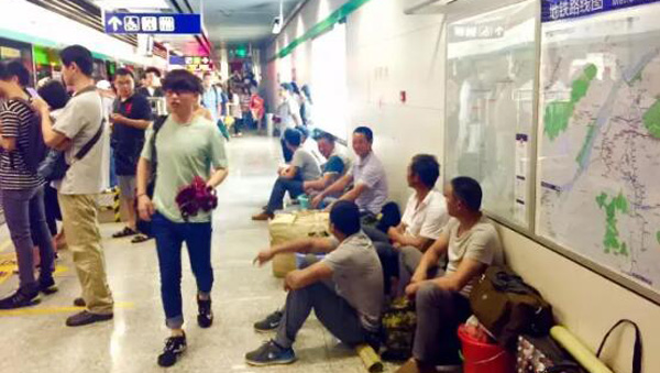 这名小伙子仅靠一次地铁搭讪，就上了全国头条