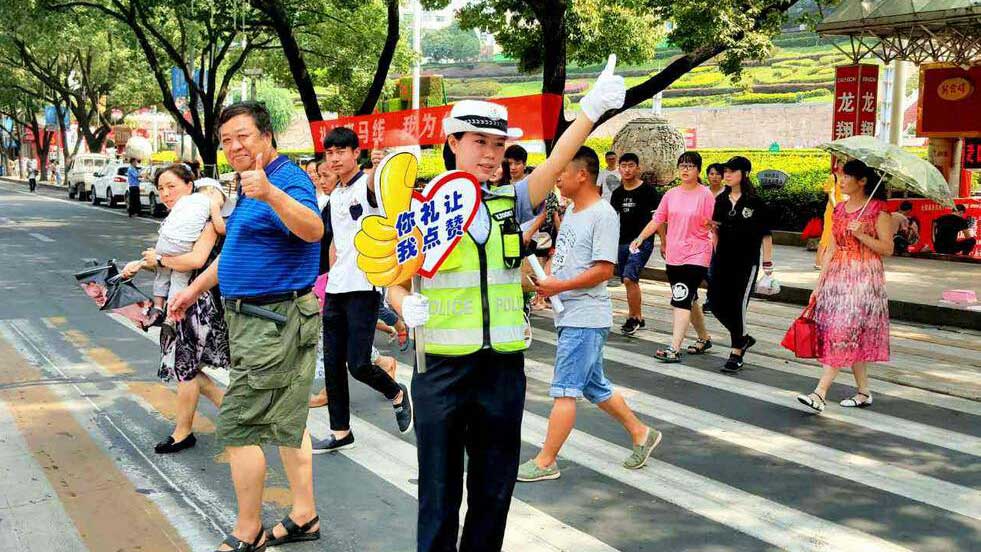 车主停车礼让斑马线，老人脱帽三次鞠躬致谢